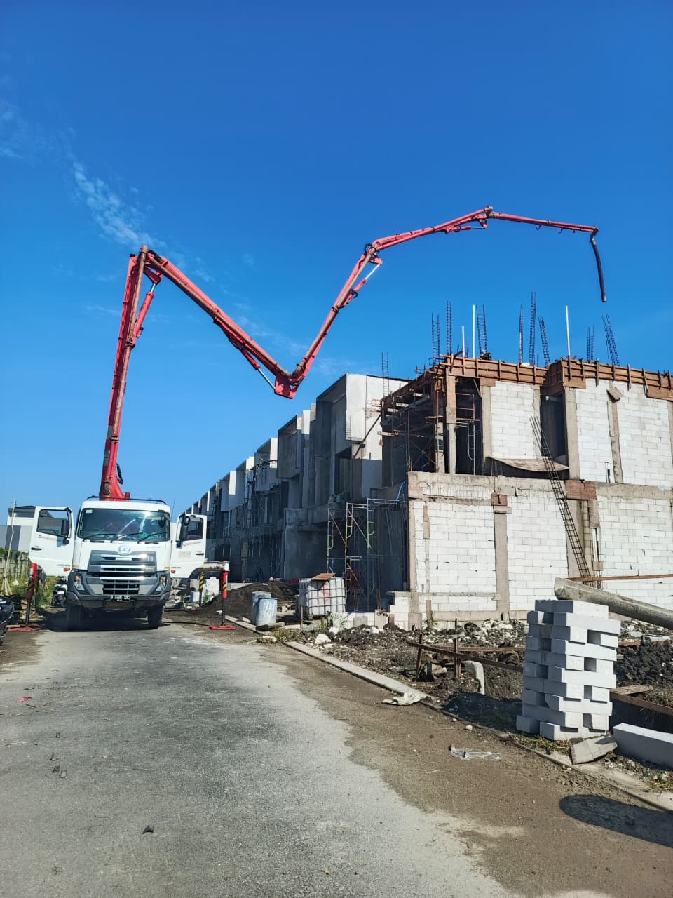 Pengecoran Gudang Industri dengan Concrete Pump dan Ready Mix K-350