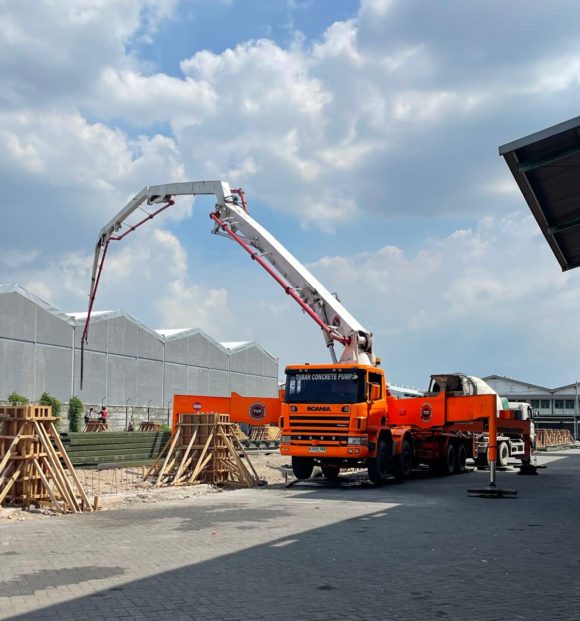 Truck mixer ready mix untuk proyek gedung di Surabaya